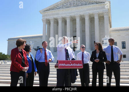 Washington, USA. 10. Juli 2018. Us-Senat Minderheit Leader Chuck Schumer, Mitte, die von den Kolleginnen und demokratische Senatoren beigetreten, hält eine Pressekonferenz auf den Stufen des Supreme Court gegen die Nennung des Richters Brett Kavanaugh Juli 10, 2018 in Washington, DC. Kavanaugh wurde von Präsident Donald Trump nominiert zu ersetzen zurückziehen Gerechtigkeit Anthony Kennedy. Credit: Planetpix/Alamy leben Nachrichten Stockfoto