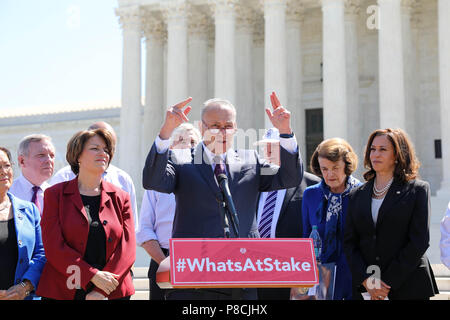 Washington, USA. 10. Juli 2018. Us-Senat Minderheit Leader Chuck Schumer, Mitte, die von den Kolleginnen und demokratische Senatoren beigetreten, hält eine Pressekonferenz auf den Stufen des Supreme Court gegen die Nennung des Richters Brett Kavanaugh Juli 10, 2018 in Washington, DC. Kavanaugh wurde von Präsident Donald Trump nominiert zu ersetzen zurückziehen Gerechtigkeit Anthony Kennedy. Credit: Planetpix/Alamy leben Nachrichten Stockfoto