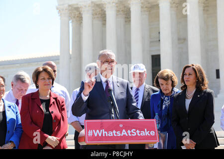 Washington, USA. 10. Juli 2018. Us-Senat Minderheit Leader Chuck Schumer, Mitte, die von den Kolleginnen und demokratische Senatoren beigetreten, hält eine Pressekonferenz auf den Stufen des Supreme Court gegen die Nennung des Richters Brett Kavanaugh Juli 10, 2018 in Washington, DC. Kavanaugh wurde von Präsident Donald Trump nominiert zu ersetzen zurückziehen Gerechtigkeit Anthony Kennedy. Credit: Planetpix/Alamy leben Nachrichten Stockfoto