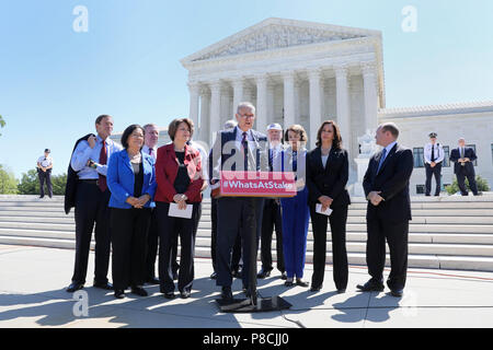 Washington, USA. 10. Juli 2018. Us-Senat Minderheit Leader Chuck Schumer, Mitte, die von den Kolleginnen und demokratische Senatoren beigetreten, hält eine Pressekonferenz auf den Stufen des Supreme Court gegen die Nennung des Richters Brett Kavanaugh Juli 10, 2018 in Washington, DC. Kavanaugh wurde von Präsident Donald Trump nominiert zu ersetzen zurückziehen Gerechtigkeit Anthony Kennedy. Credit: Planetpix/Alamy leben Nachrichten Stockfoto