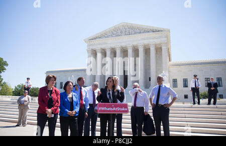 Washington, USA. 10. Juli 2018. Der US-Senator Kamala Harris von Kalifornien, Mitte, die von den Kolleginnen und demokratische Senatoren verbunden, spricht mit den Medien auf den Stufen des Supreme Court gegen die Nennung des Richters Brett Kavanaugh Juli 10, 2018 in Washington, DC. Kavanaugh wurde von Präsident Donald Trump nominiert zu ersetzen zurückziehen Gerechtigkeit Anthony Kennedy. Credit: Planetpix/Alamy leben Nachrichten Stockfoto