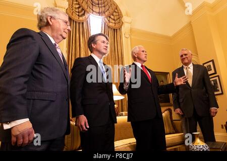 Washington, USA. 10. Juli 2018. Us Vice President Mike Pence, 2. Rechts, spricht mit den Medien als führt er Supreme Court nominee Brett Kavanaugh, 2. links, der Mehrheitsführer im Senat, Mitch McConnell, Links, Juli 10, 2018 in Washington, DC. Der ehemalige Senator Jon Kyl von Arizona an schaut von rechts. Credit: Planetpix/Alamy leben Nachrichten Stockfoto