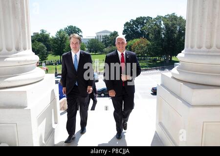 Washington, USA. 10. Juli 2018. Supreme Court nominee Brett Kavanaugh, Links, Spaziergänge mit US Vice President Mike Pence bis das Capitol Schritte auf dem Weg mit dem Mehrheitsführer im Senat, Mitch McConnell Juli 10, 2018 in Washington, DC. Credit: Planetpix/Alamy leben Nachrichten Stockfoto
