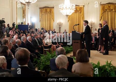 Washington, USA. 9. Juli 2018. Us-Präsident Donald Trump, rechts, schaut auf, als Richter Brett Kavanaugh liefert eine kurze Ansprache nach der für den Obersten Gerichtshof während einer Zeremonie im East Room des Weißen Hauses Juli 9, 2018 in Washington, DC, nominiert zu werden. Credit: Planetpix/Alamy leben Nachrichten Stockfoto