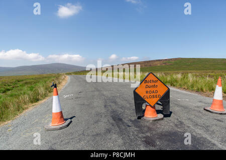 Sally Gap, Wicklow, Irland. 10. Juli 2018: Straßensperrung in der Sally Lücke in Wicklow Mountains, die durch die jüngsten Ginster Brände beschädigt. Quelle: Michael Grubka/Alamy leben Nachrichten Stockfoto