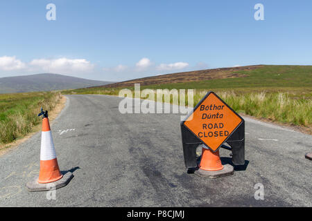 Sally Gap, Wicklow, Irland. 10. Juli 2018: Straßensperrung in der Sally Lücke in Wicklow Mountains, die durch die jüngsten Ginster Brände beschädigt. Quelle: Michael Grubka/Alamy leben Nachrichten Stockfoto