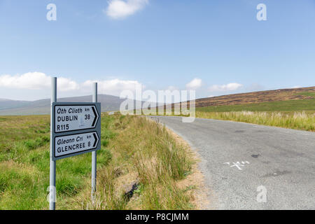 Sally Gap, Wicklow, Irland. 10. Juli 2018: Die strassenschilder in der Sally Lücke in Wicklow Mountains mit den Schäden, die durch die jüngsten Ginster Brände im Hintergrund sichtbar gemacht. Quelle: Michael Grubka/Alamy leben Nachrichten Stockfoto