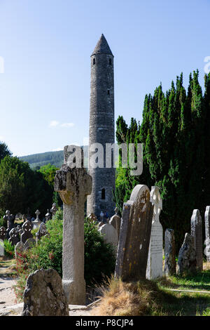 Glendalough, Wicklow, Irland. 10. Juli 2018: Touristen, die in der Glendalough Tal mit seinen berühmten Kloster an einem sonnigen Dienstag Nachmittag. Stockfoto