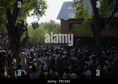 Juli 10, 2018 - Shopian, Kaschmir, Indien - Pro-Freiheit und anti-Indien Slogans von der Trauergemeinde während der trauerzug eines 18-Jahr-alten Jugend nämlich Tamsheel Khan, ein 9. Klasse Schüler, der auch von den Regierungstruppen bei Zusammenstößen in der Nähe der Schießerei Website getötet wurde. Zwei Rebellen nämlich Sameer Ahmad Sheikh lokaler und Babar aus Pakistan in Shopian Begegnung getötet wurden. Mehr als 50 Menschen erlitten Verletzungen während der intensiven Auseinandersetzungen zwischen Regierungstruppen und Demonstranten in der Nähe von Begegnung am Kundalan Dorf südlich von Kaschmir Shopian Bezirk, Indian-Administered - Kaschmir am Tuesda Stockfoto