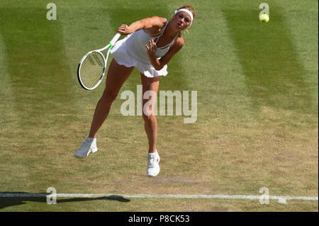 London, Großbritannien. 10. Juli 2018. Camila Giorgi in Italien serviert während der Frauen singles Viertelfinalegleichen gegen Serena Williams aus den Vereinigten Staaten an der Wimbledon Championships 2018 in London, Großbritannien, am 10. Juli 2018. Serena Williams gewann 2-1. Credit: Stephen Chung/Xinhua/Alamy leben Nachrichten Stockfoto