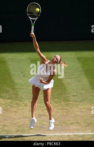 London, Großbritannien. 10. Juli 2018. Camila Giorgi in Italien serviert während der Frauen singles Viertelfinalegleichen gegen Serena Williams aus den Vereinigten Staaten an der Wimbledon Championships 2018 in London, Großbritannien, am 10. Juli 2018. Serena Williams gewann 2-1. Credit: Stephen Chung/Xinhua/Alamy leben Nachrichten Stockfoto