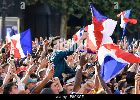 Paris. 10. Juli 2018. Fans jubeln Das französische Team in Paris, Frankreich Am 10. Juli 2018. Pariser auf Dienstag Abend im Hotel de Ville in Paris versammelten die französische Mannschaft, die das belgische Team von 1-0 im Halbfinale der Russischen Wm 2018 besiegt zu unterstützen. Credit: Chen Yichen/Xinhua/Alamy leben Nachrichten Stockfoto