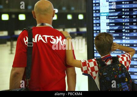 Zagreb, Kroatien. 10. Juli 2018. Kroatischen Fußball-Fans warten auf einem Charterflug nach russischen Hauptstadt Moskau auf dem Flughafen von Zagreb, Hauptstadt Kroatiens, am 10. Juli 2018. Kroatien wird gegen England spielen im Halbfinale der FIFA-WM in Russland am Mittwoch. Credit: Zarko Basic/Xinhua/Alamy leben Nachrichten Stockfoto