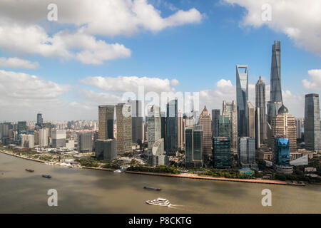 Shanghai, Shanghai, China. 11. Juli 2018. Shanghai, China - Zahlreiche Wolkenkratzer entlang dem Fluss Huangpu am Bund in Shanghai, China, gesehen werden. Credit: SIPA Asien/ZUMA Draht/Alamy leben Nachrichten Stockfoto