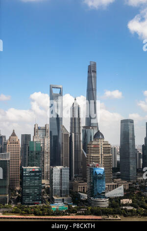 Shanghai, Shanghai, China. 11. Juli 2018. Shanghai, China - Zahlreiche Wolkenkratzer entlang dem Fluss Huangpu am Bund in Shanghai, China, gesehen werden. Credit: SIPA Asien/ZUMA Draht/Alamy leben Nachrichten Stockfoto