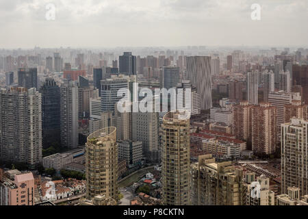 Shanghai, Shanghai, China. 11. Juli 2018. Shanghai, China - Zahlreiche Wolkenkratzer entlang dem Fluss Huangpu am Bund in Shanghai, China, gesehen werden. Credit: SIPA Asien/ZUMA Draht/Alamy leben Nachrichten Stockfoto