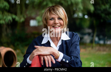 Buechten, Deutschland. 25. Juni 2018. Die moderatorin Alida Gundlach sitzt auf einer Bank in ihrem Garten. Gundlach feiert ihren 75. Geburtstag am 17. Juli. Credit: Philipp Schulze/dpa/Alamy leben Nachrichten Stockfoto