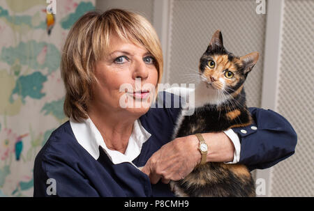 Buechten, Deutschland. 25. Juni 2018. Die moderatorin Alida Gundlach trägt ihr Katze Sissi. Gundlach feiert ihren 75. Geburtstag am 17. Juli. Credit: Philipp Schulze/dpa/Alamy leben Nachrichten Stockfoto