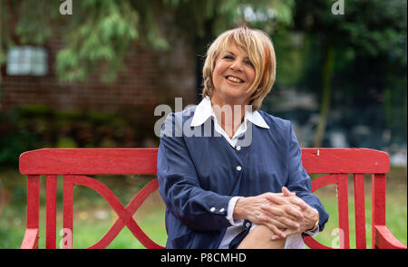 Buechten, Deutschland. 25. Juni 2018. Die moderatorin Alida Gundlach sitzt auf einer Bank in ihrem Garten. Gundlach feiert ihren 75. Geburtstag am 17. Juli. Credit: Philipp Schulze/dpa/Alamy leben Nachrichten Stockfoto