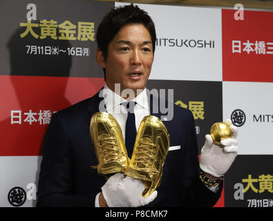 Tokio, Japan. 10. Juli 2018. Ehemaliger professioneller Baseballspieler Kazushige Nagashima zeigt die Gold Ball und Baseball Schuhe in eine Vorschau der gold Ausstellung im Mitsukoshi Kaufhaus in Tokio am Dienstag, 10. Juli 2018. Das Kaufhaus wird angezeigt, 51,8 Mio. Yen Jack Sparrow Figur mit einem Gewicht von 1,87 kg von Juli 11. bis 16. Credit: Yoshio Tsunoda/LBA/Alamy leben Nachrichten Stockfoto