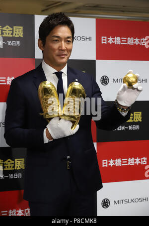 Tokio, Japan. 10. Juli 2018. Ehemaliger professioneller Baseballspieler Kazushige Nagashima zeigt die Gold Ball und Baseball Schuhe in eine Vorschau der gold Ausstellung im Mitsukoshi Kaufhaus in Tokio am Dienstag, 10. Juli 2018. Das Kaufhaus wird angezeigt, 51,8 Mio. Yen Jack Sparrow Figur mit einem Gewicht von 1,87 kg von Juli 11. bis 16. Credit: Yoshio Tsunoda/LBA/Alamy leben Nachrichten Stockfoto