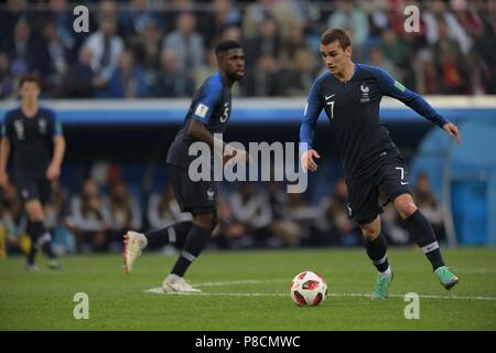 Samuel Umtiti und Antoine Griezmann (FRA) in Aktion während der FIFA WM Halbfinale zwischen Frankreich 1-0 Belgien im Saint Petersburg Stadion in Sankt Petersburg, Russland. Juli 10, 2018. Credit: FERNOST PRESSE/LBA/Alamy leben Nachrichten Stockfoto