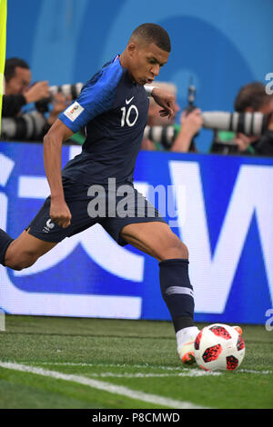 Kylian Mbappe (FRA) in Aktion während der FIFA WM Halbfinale zwischen Frankreich 1-0 Belgien im Saint Petersburg Stadion in Sankt Petersburg, Russland. Juli 10, 2018. Credit: FERNOST PRESSE/LBA/Alamy leben Nachrichten Stockfoto