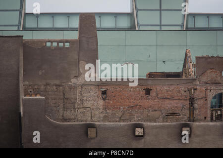 Glasgow, Schottland, am 10. Juli 2018. Demontage beginnt die Arbeit an der Südfassade des völlig zerstörten, Charles Rennie Mackintosh, Glasgow School of Art. Es wurde angekündigt, dass die berühmten Gebäude, das in einem zweiten wütenden Feuer im letzten Monat nach einem anfänglichen Brand im Jahr 2014 zerstört wurde, wird wieder aufgebaut, die treu zu dem ursprünglichen Design. Bild: Jeremy Sutton-Hibbert / alamy Leben Nachrichten. Stockfoto