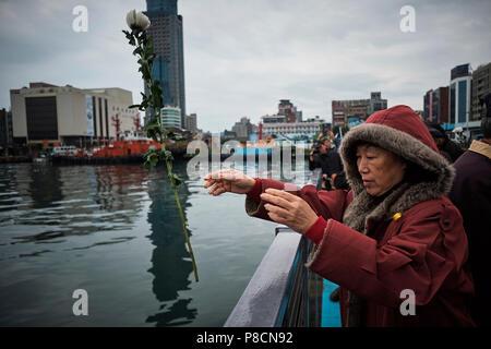 Eine Zeremonie findet jeden 8. März am Hafen in Keelung, in Erinnerung an die Massenmorde. Der Vorfall 228 bezieht sich auf den 28. Februar Massaker 1947 der Taiwanesischen von Chinesischen Nationalistischen Truppen. Zehntausende von Taiwanesischen wurden während der sogenannten Weißen Terror Tage unter der Herrschaft der Kuomintang getötet - Die Chinesische Nationalistische Partei. März 8, 2017 Quelle: Nicolas Datiche/LBA/Alamy leben Nachrichten Stockfoto