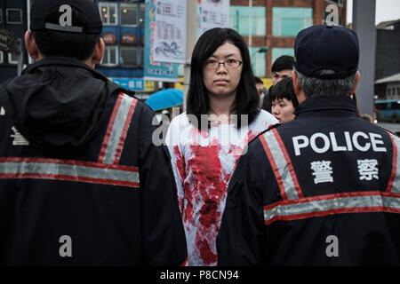 Liao Chia-yu, von freien Taiwan Partei Protest während der Zeremonie für die Massenmorde in den Hafen von Keelung, auf Druck der Regierung schneller auf der Übergangsjustiz Prozess zu gehen. Der Vorfall 228 bezieht sich auf den 28. Februar Massaker 1947 der Taiwanesischen von Chinesischen Nationalistischen Truppen. Zehntausende von Taiwanesischen wurden während der sogenannten Weißen Terror Tage unter der Herrschaft der Kuomintang getötet - Die Chinesische Nationalistische Partei. März 8, 2017 Quelle: Nicolas Datiche/LBA/Alamy leben Nachrichten Stockfoto