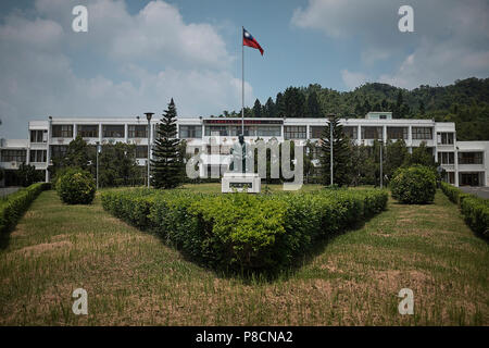 Ein Statut der Gründervater der Republik China, Sun Yat-sen vor der ehemaligen staatlichen Gebäude der Provinz Taiwan. Der Vorfall 228 bezieht sich auf den 28. Februar Massaker 1947 der Taiwanesischen von Chinesischen Nationalistischen Truppen. Zehntausende von Taiwanesischen wurden während der sogenannten Weißen Terror Tage unter der Herrschaft der Kuomintang getötet - Die Chinesische Nationalistische Partei. November 1, 2016 Quelle: Nicolas Datiche/LBA/Alamy leben Nachrichten Stockfoto