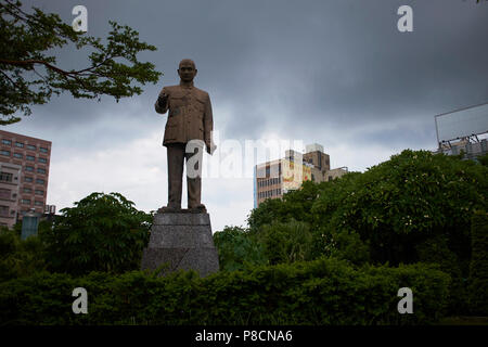 Nur wenige Meter vom 228 Memorial Park in Kaohsiung, eine riesige Statue von Sun Yat-sen hat. Der Vorfall 228 bezieht sich auf den 28. Februar Massaker 1947 der Taiwanesischen von Chinesischen Nationalistischen Truppen. Zehntausende von Taiwanesischen wurden während der sogenannten Weißen Terror Tage unter der Herrschaft der Kuomintang getötet - Die Chinesische Nationalistische Partei. November 2, 2017 Quelle: Nicolas Datiche/LBA/Alamy leben Nachrichten Stockfoto