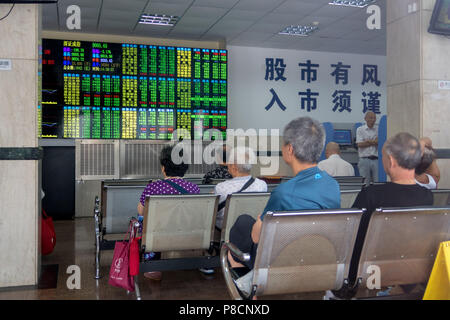 Shanghai, Shanghai, China, 11. Juli nachmittags 2018. Investoren beobachten der Börse. Credit: Costfoto/Alamy leben Nachrichten Stockfoto