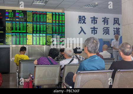 Shanghai, Shanghai, China, 11. Juli nachmittags 2018. Investoren beobachten der Börse. Credit: Costfoto/Alamy leben Nachrichten Stockfoto