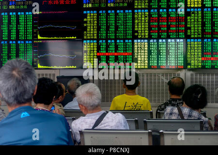 Shanghai, Shanghai, China, 11. Juli nachmittags 2018. Investoren beobachten der Börse. Credit: Costfoto/Alamy leben Nachrichten Stockfoto