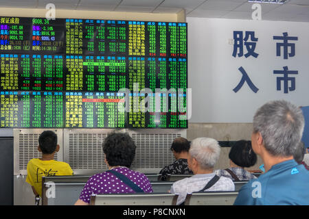 Shanghai, Shanghai, China, 11. Juli nachmittags 2018. Investoren beobachten der Börse. Credit: Costfoto/Alamy leben Nachrichten Stockfoto