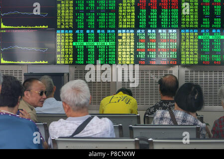 Shanghai, Shanghai, China, 11. Juli nachmittags 2018. Investoren beobachten der Börse. Credit: Costfoto/Alamy leben Nachrichten Stockfoto