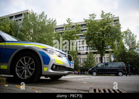 Deutschland, München. 11. Juli 2018. Fahrzeuge der Polizei vor dem Oberlandesgericht in München geparkt, vor der das Urteil in Bezug auf die NATIONALSOZIALISTISCHE U-Studie. Credit: Matthias Balk/dpa/Alamy leben Nachrichten Stockfoto