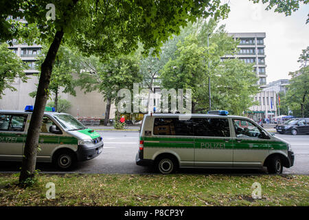 Deutschland, München. 11. Juli 2018. Fahrzeuge der Polizei vor dem Oberlandesgericht in München geparkt, vor der das Urteil in Bezug auf die NATIONALSOZIALISTISCHE U-Studie. Credit: Matthias Balk/dpa/Alamy leben Nachrichten Stockfoto