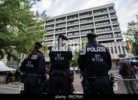 Deutschland, München. 11. Juli 2018. Polizisten stehen vor dem Oberlandesgericht in München. An diesem Tag, ein Urteil im Nationalsozialistischen U-Studie wird angekündigt Zschäpe werden. Credit: Matthias Balk/dpa/Alamy leben Nachrichten Stockfoto