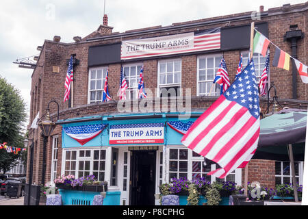 London, Großbritannien. 10. Juli 2018: Die jamesons Pub in West Kensington ändert seinen Namen in "Die Trumpf Waffen" der Besuch des US-Präsidenten zu unterstützen. Credit: William Barton. Credit: William Barton/Alamy leben Nachrichten Stockfoto