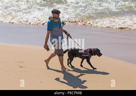 Bournemouth, Dorset, Großbritannien. 11. Juli 2018. UK Wetter: Ein anderes heißen, sonnigen Tag in Bournemouth mit kein Zeichen der Hitzewelle noch beenden, als Sonnenanbeter Kopf ans Meer in Bournemouth Strände. Credit: Carolyn Jenkins/Alamy leben Nachrichten Stockfoto