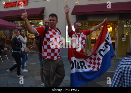 Moskau, Russland. 10. Juli 2018. FIFA-Cap 2018 Russland die Straßen von Moskau, in den Tagen der Fußball-Europameisterschaft sind mit Fußball-Symbole und Fußball Unterhaltungen gefüllt. Fußball-Fans während des Spiels 1/2 Finale, auf den Straßen von Moskau. Stockfoto