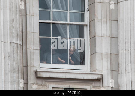 London, Großbritannien. 10. Juli 2018. Seine königliche Hoheit Prinz George kopiert die Military Band Dirigent durch Winken seine Arme in einem Fenster des Buckingham Palace während der RAF 100. Credit: Benjamin Wareing/Alamy leben Nachrichten Stockfoto