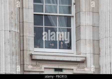 London, Großbritannien. 10. Juli 2018. Seine königliche Hoheit Prinz George kopiert die Military Band Dirigent durch Winken seine Arme in einem Fenster des Buckingham Palace während der RAF 100. Credit: Benjamin Wareing/Alamy leben Nachrichten Stockfoto