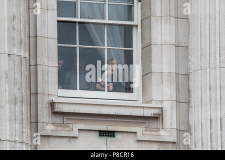 London, Großbritannien. 10. Juli 2018. Seine königliche Hoheit Prinz George kopiert die Military Band Dirigent durch Winken seine Arme in einem Fenster des Buckingham Palace während der RAF 100. Credit: Benjamin Wareing/Alamy leben Nachrichten Stockfoto