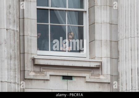 London, Großbritannien. 10. Juli 2018. Seine königliche Hoheit Prinz George kopiert die Military Band Dirigent durch Winken seine Arme in einem Fenster des Buckingham Palace während der RAF 100. Credit: Benjamin Wareing/Alamy leben Nachrichten Stockfoto