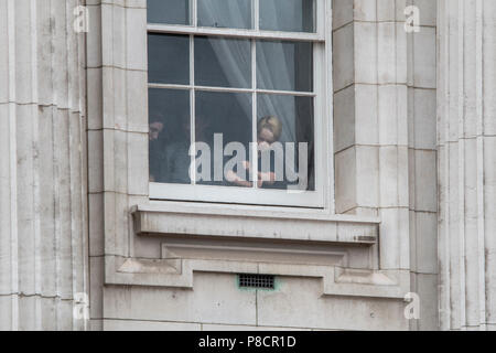 London, Großbritannien. 10. Juli 2018. Seine königliche Hoheit Prinz George kopiert die Military Band Dirigent durch Winken seine Arme in einem Fenster des Buckingham Palace während der RAF 100. Credit: Benjamin Wareing/Alamy leben Nachrichten Stockfoto