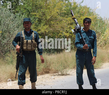 Lashkar Gah, Afghanistan. 10. Juli 2018. Afghanische Polizisten nehmen teil an einer militärischen Operation in Lashkar Gah, die Hauptstadt der Provinz Helmand, südlichen Afghanistan, 10. Juli 2018. Credit: Abdul Aziz Safdari/Xinhua/Alamy leben Nachrichten Stockfoto