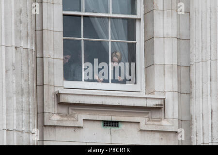 London, Großbritannien. 10. Juli 2018. Seine königliche Hoheit Prinz George kopiert die Military Band Dirigent durch Winken seine Arme in einem Fenster des Buckingham Palace während der RAF 100. Credit: Benjamin Wareing/Alamy leben Nachrichten Stockfoto